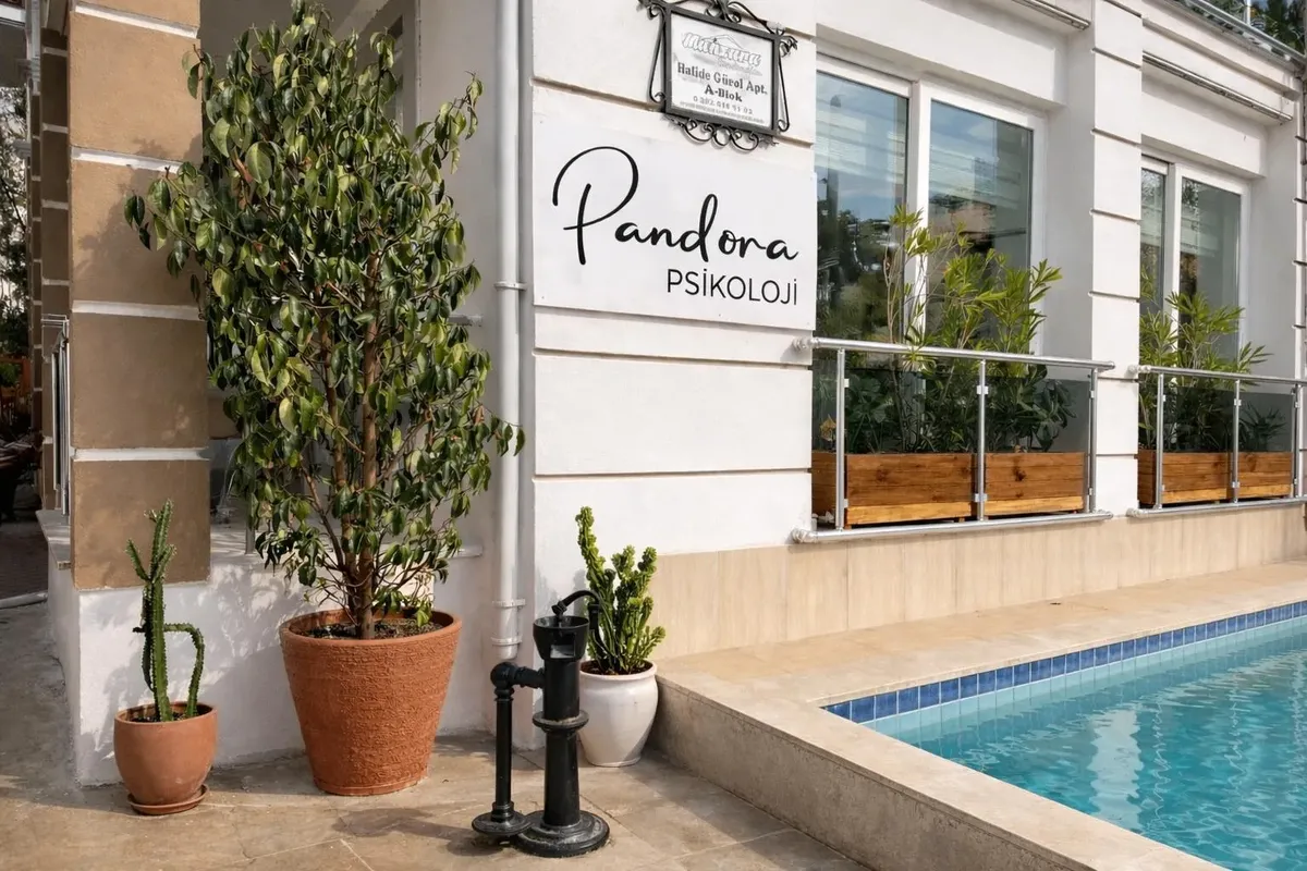 Pandora Psikoloji Merkezi havuz alanı